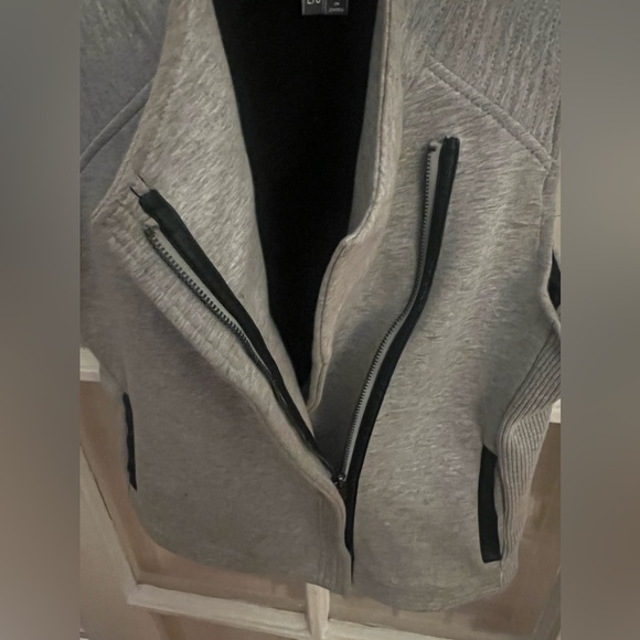 Vince Camuto Outerwear Shell Vest (Grey and Black) - Picture 3 of 7